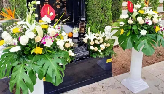 鮮花祭祀是一種為了表達哀悼、惋惜、懷念