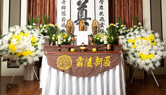 鮮花祭祀是一種為了表達哀悼、惋惜、懷念